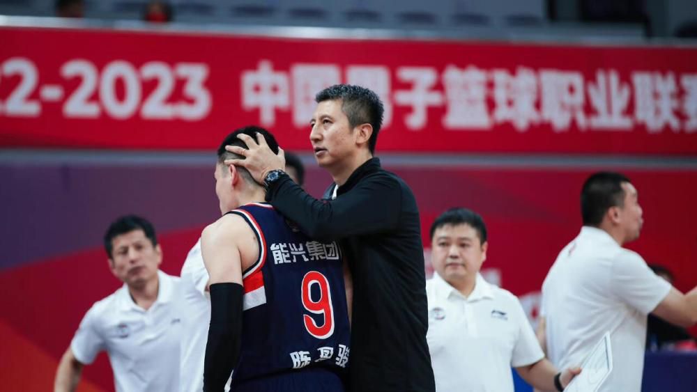 ”“在热搜上看见你在南极跳水的视频，好勇敢。
