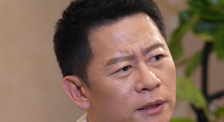 ” 靳东拍《鬼吹灯》意外受伤 腿部被扎伤口已缝合 2016-05-24 5月23日下午，靳东工作室发表微博称，靳东在拍摄《鬼吹灯之精绝古城》中腿部意外受伤。