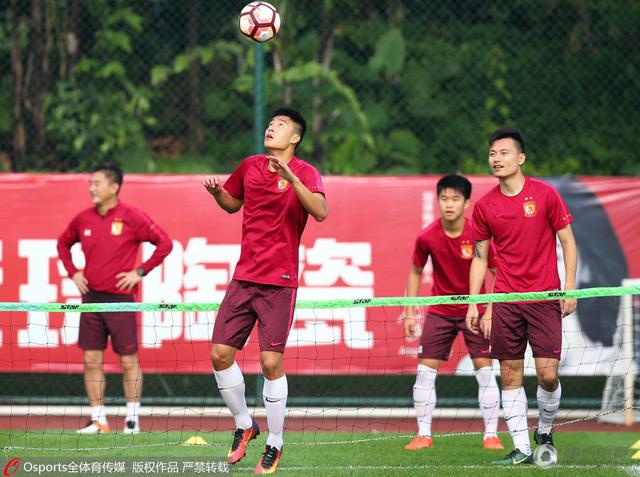 85岁“万磁王”麦克莱恩演出时失足坠台_海外_ 消息 首页 新闻 视频 大片 影库 CCTV6 VIP影院 搜索 电影 星闻 独家 更多 专题 图片 视频 滚动 首页 新闻 大片 影库 CCTV6 VIP影院 客户端 电影网>新闻>明星资讯 紧急送医!
