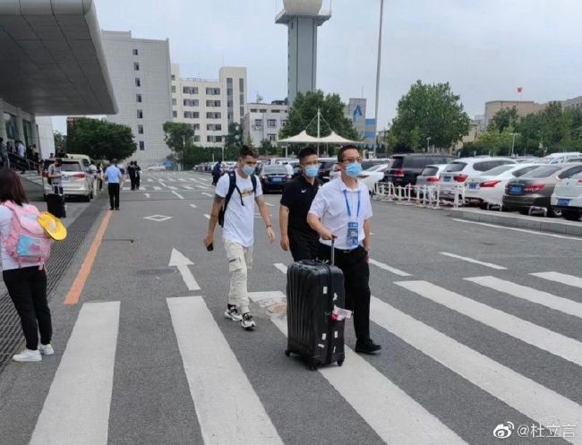 她不得不放下身段，向昔日助理、如今已是奢侈品集团高管的艾米莉求助，身为媒体人的安迪也重新加盟她的团队。