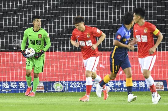 徐克亮相《窃听风云3》红毯 周迅期待年底出嫁 2014-05-28 即将于5月29日在全国公映的《窃听风云3》昨日（27日）在京举行首映红毯仪式，“老爷”徐克意外现身捧场，除了祝贺《窃听3》大卖外，他也透露他执导的3D大片《智取威虎山》已经进入后期制作阶段。