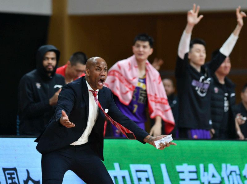 他饰演的廉政公署调查主任，造型清爽利落，一身浅色西装搭配白衬衫，版型修身却不紧绷，既有年轻人的清爽活力，又有职场人的专业干练。