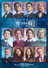 身穿夹克套装的井柏然，帅气亮相，现场与手工艺人细心交流。