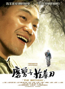 ” 巩俐意外现身遭围堵显无奈 助理护驾挡群众拍照 2015-01-07 1月6日《三打白骨精》在江苏无锡市热拍引无数围观，近日“白骨精”巩俐现身被围堵，他身边的一众工作人员忙护驾用手阻挡群众拍照，巩俐无奈微笑离开。